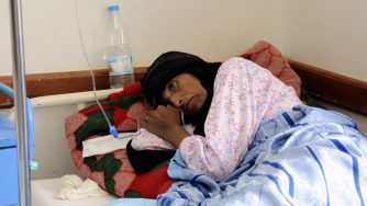 Una donna colpita dal colera in Yemen (LaPresse)