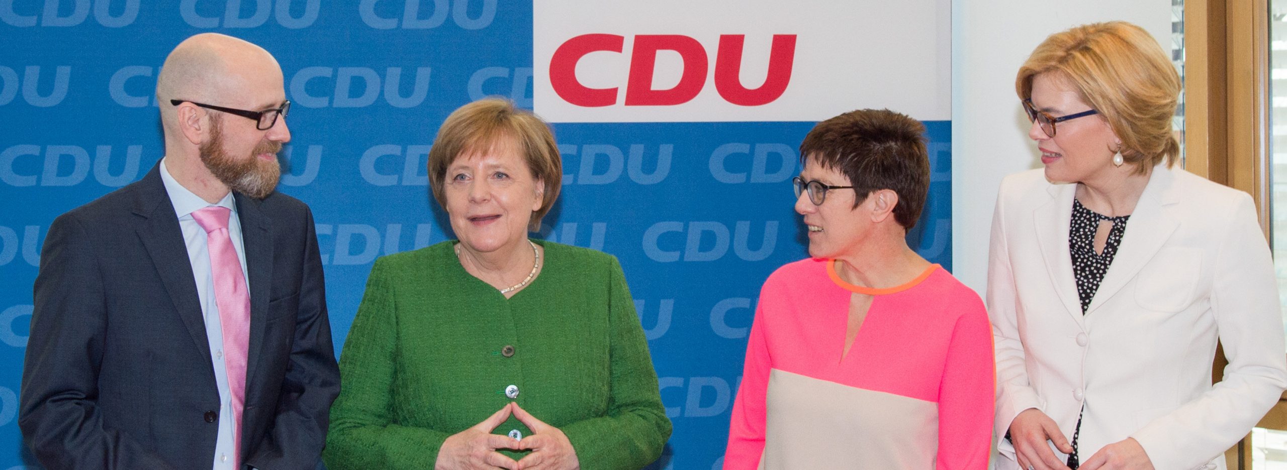 Annegret Kramp-Karrenbauer e Angela Merkel (LaPresse)
