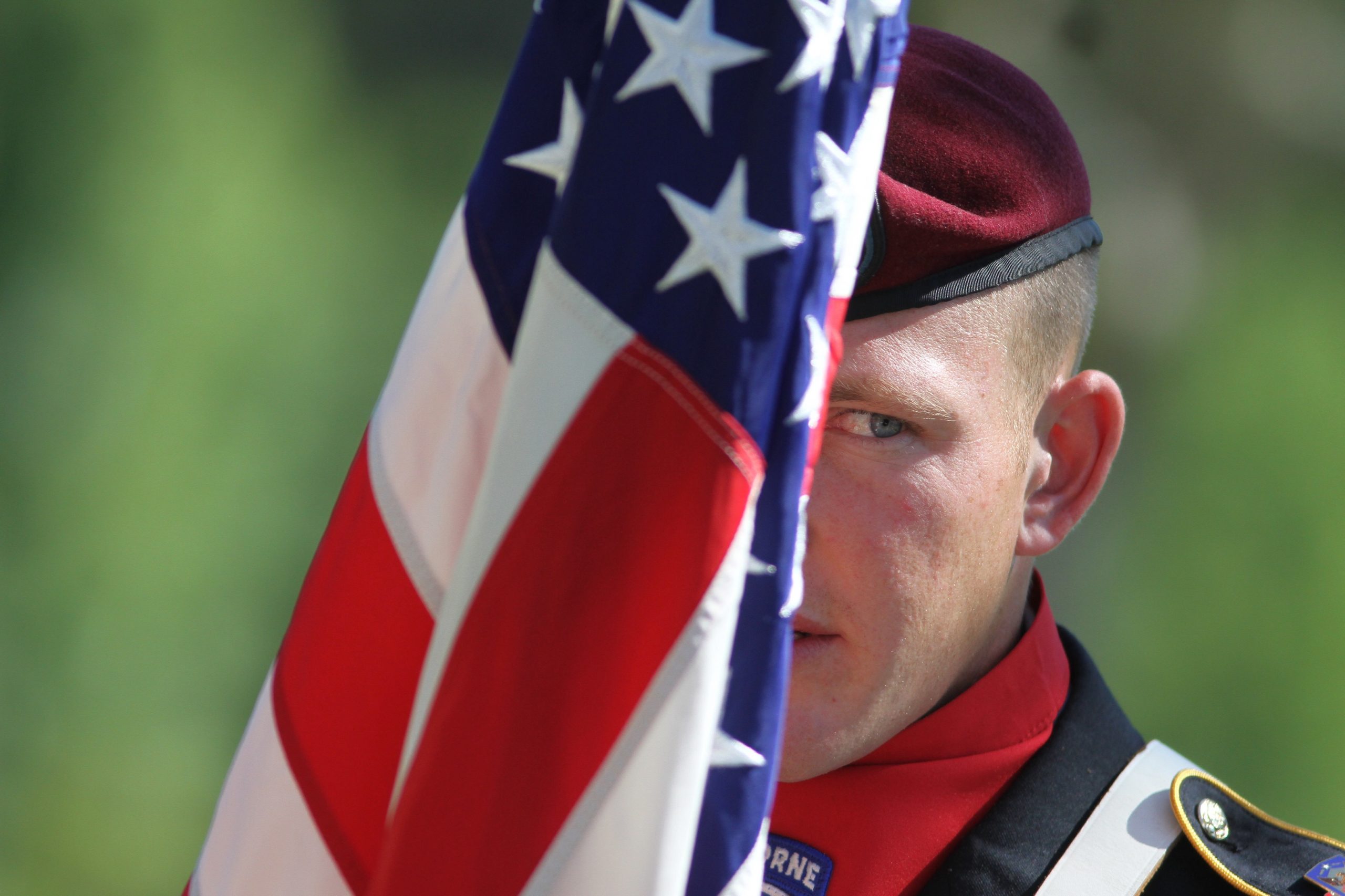 Un soldato americano durante una cerimonia commemorativa (LaPresse)