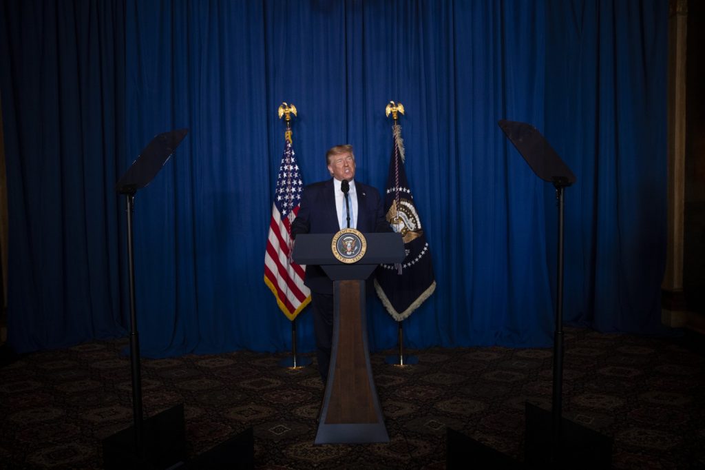 Il presidente americano Donald Trump parla dopo il raid che ha condotto alla morte il generale iraniano Qassem Soleimani (LaPresse)