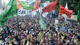 Protesta di lavoratori a Seoul (LaPresse)