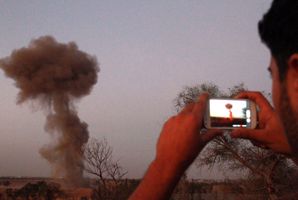 Bombe su Tripoli (LaPresse)