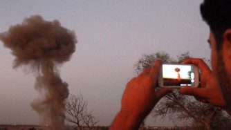 Bombe su Tripoli (LaPresse)