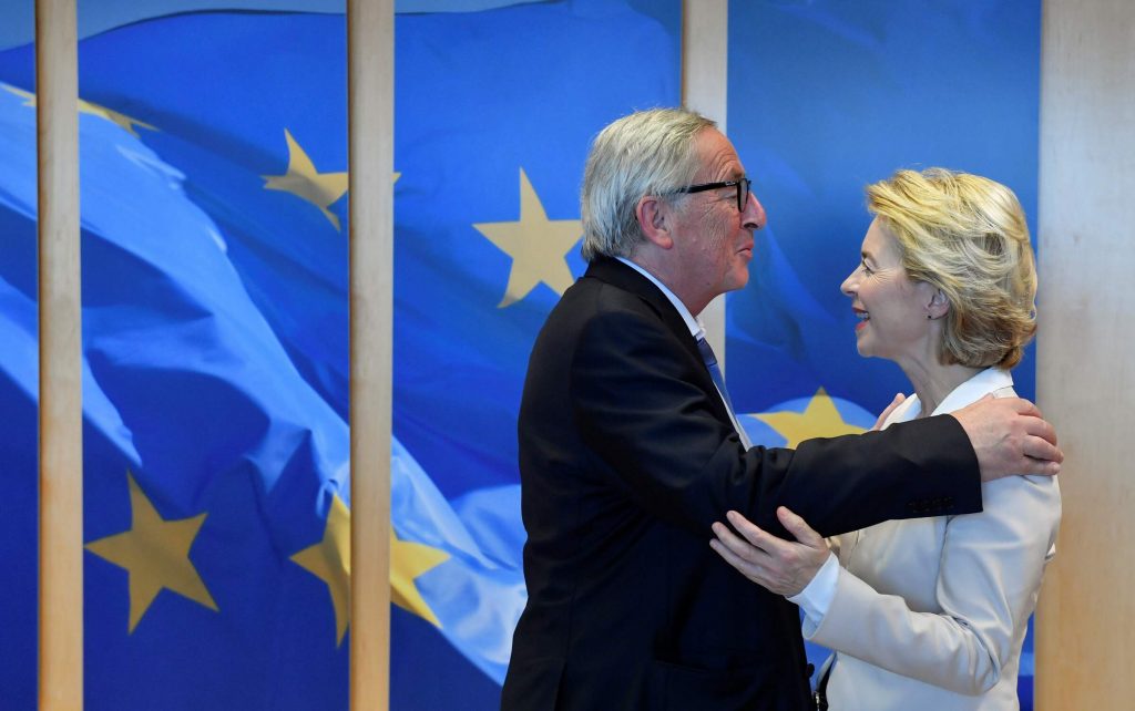 Bruxelles, abbracci e foto di rito tra Juncker e von der Leyen (LaPresse)