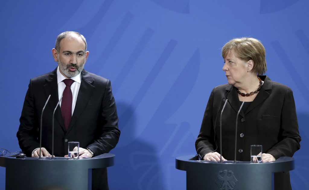 Berlino, Angela Merkel riceve il primo ministro dell'Armenia, Nikol Pashinyan (LaPresse)