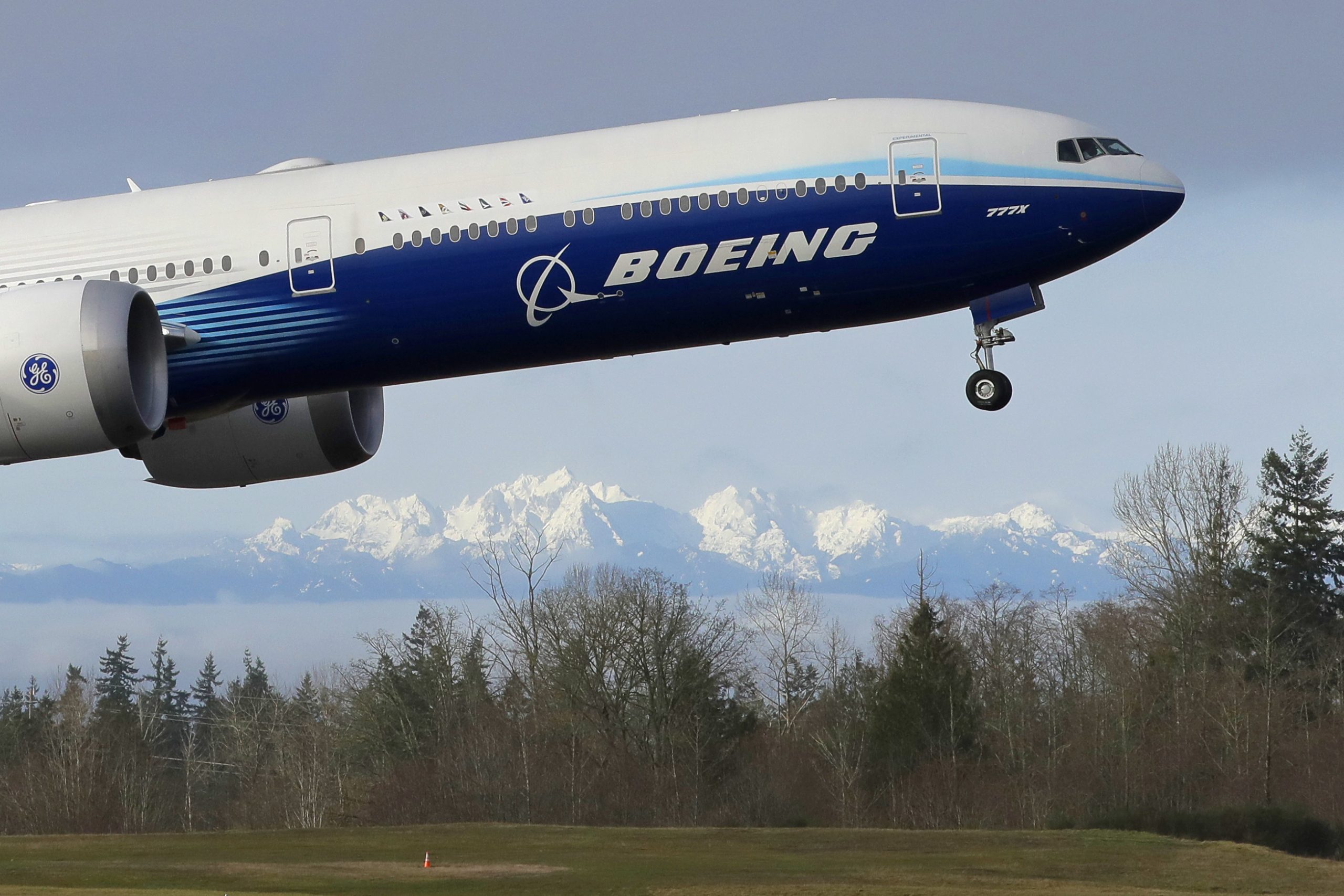 Il nuovo Boeing 777X decolla per il suo primo volo (LaPresse)