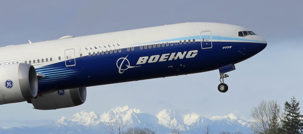 Il nuovo Boeing 777X decolla per il suo primo volo (LaPresse)