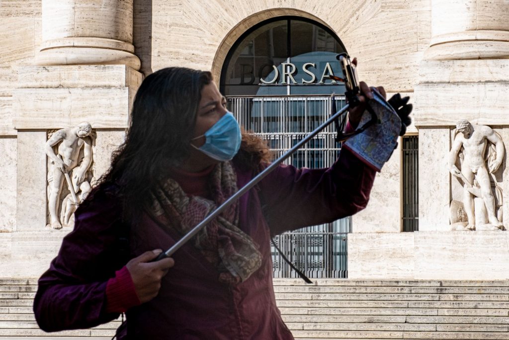 Coronavirus davanti alla Borsa di Milano (Fotogramma)