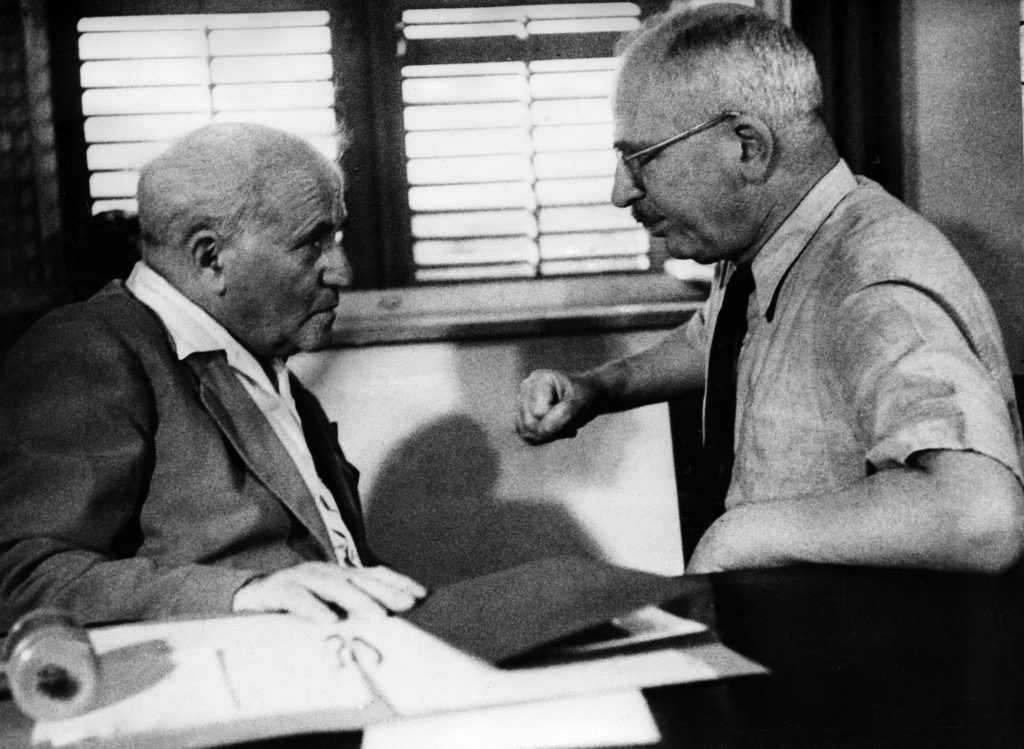 David Ben Gurion, primo ministro e ministro della Difesa, parla con Felix Rosenbluty ministro della Giustizia del primo governo di Israele (LaPresse)