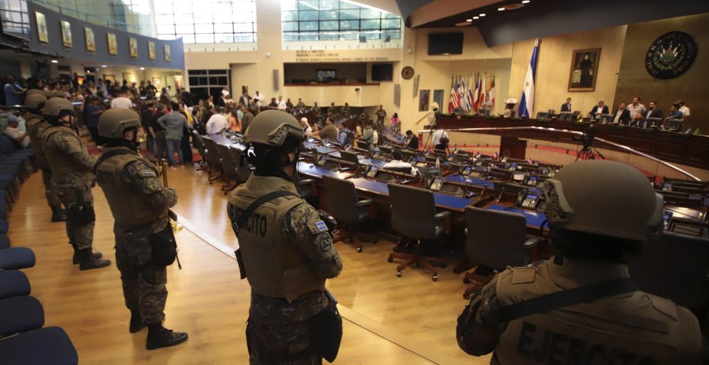 El Salvador militari in parlamento