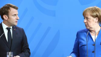 Angela Merkel riceve Emmanuel Macron a Berlino (LaPresse)