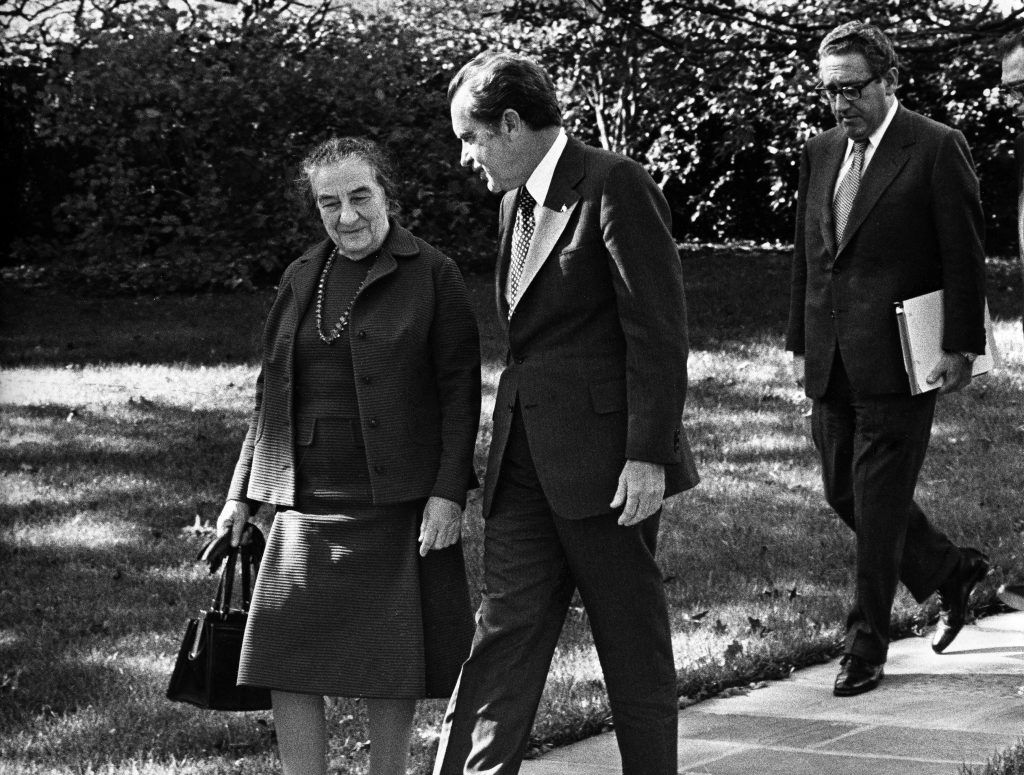 Golda Meir e Richard Nixon. Dietro di loro Henry Kissinger (LaPresse)