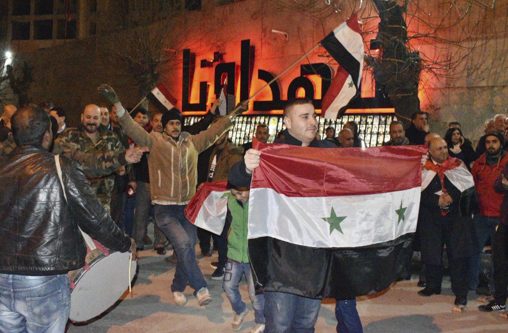 I cittadini di Aleppo festeggiano per le vie della città (LaPresse)