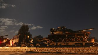 I convogli turchi arrivano nella provincia di Idlib, in Siria (LaPresse)