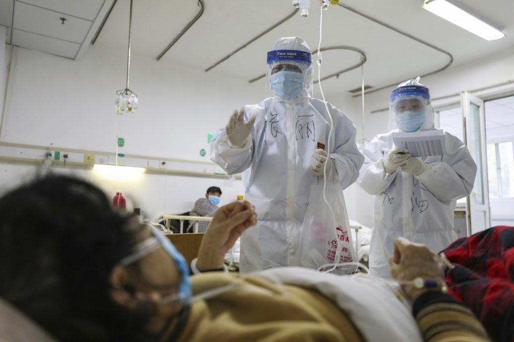 I medici lottano contro il coronavirus in Cina (LaPresse)