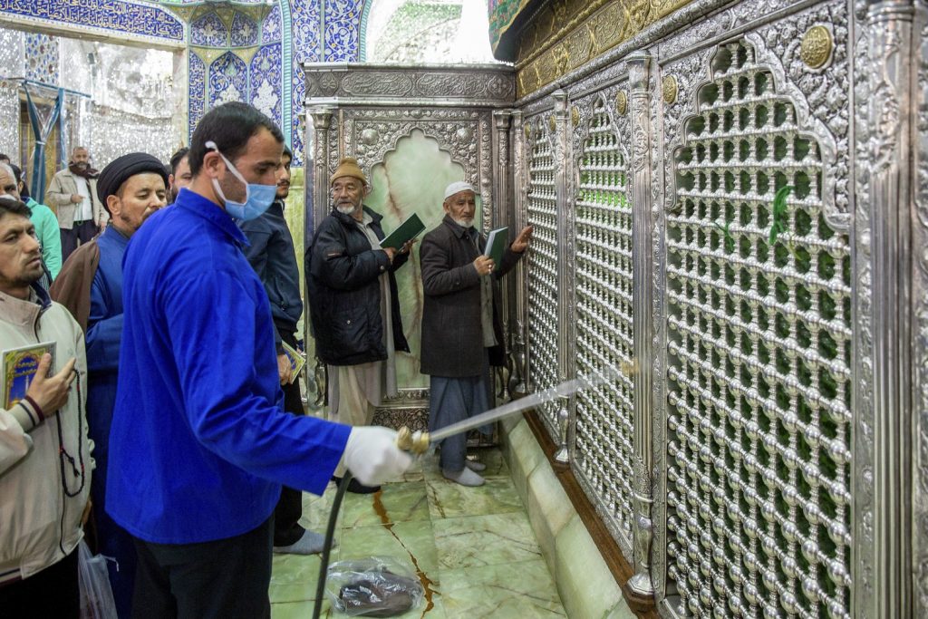 Le misure contro il Coronavirus nel monastero di Qom (LaPresse)