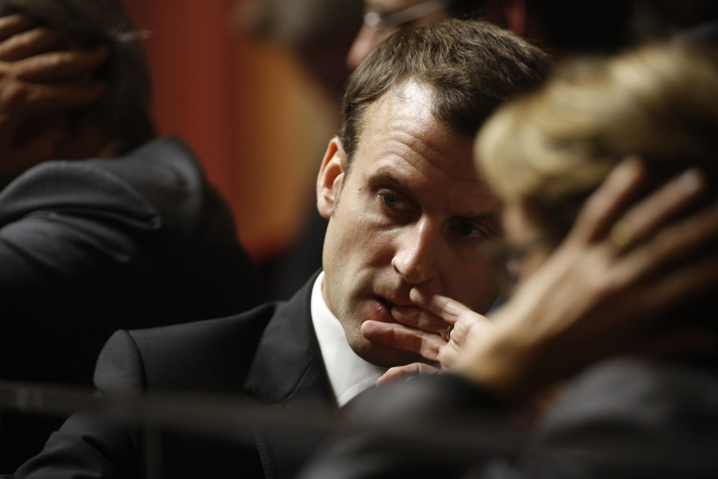 Macron pensieroso