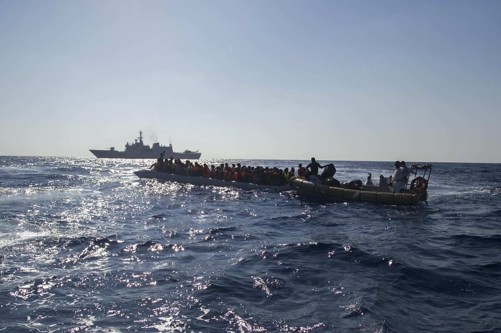 Operazione Mare Sicuro, soccorso migranti al largo delle coste libiche