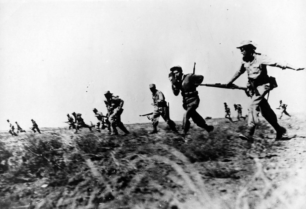 La fanteria di Israele nel deserto del Negev in uno scatto degli anni Quaranta (LaPresse)