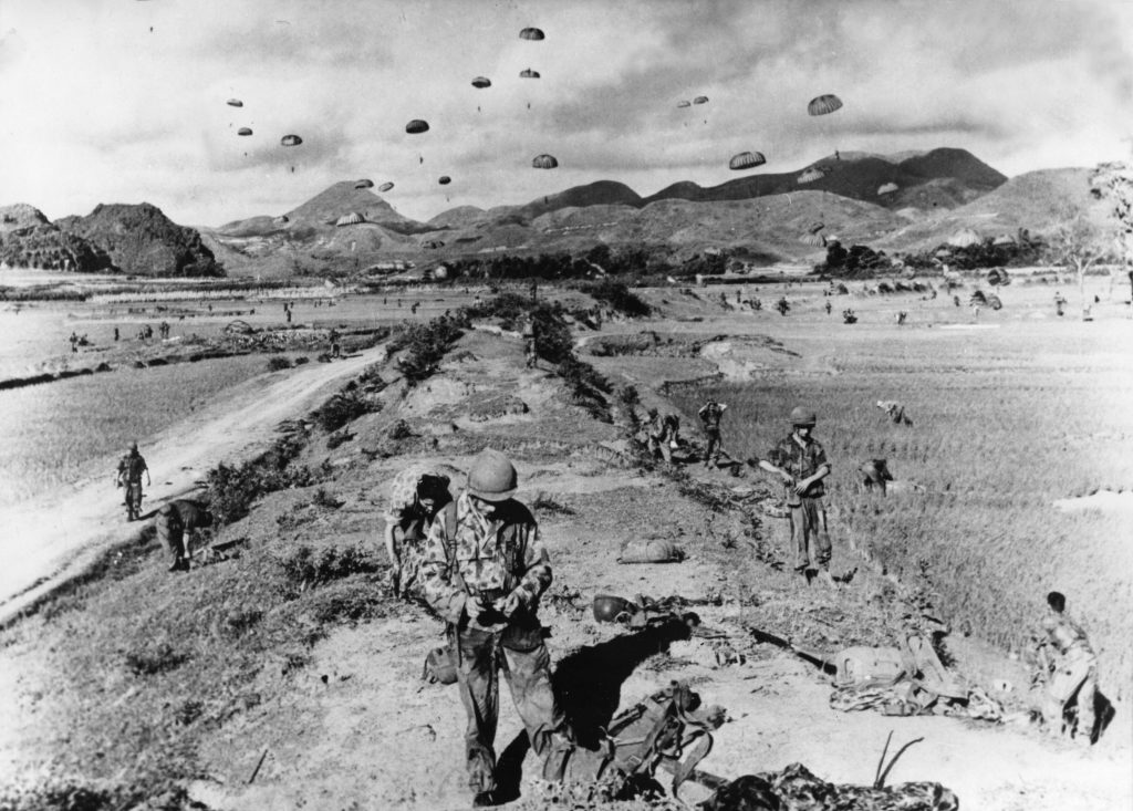 Un'immagine d'archivio dei paracadutisti francesi durante la guerra in Indocina (LaPresse)