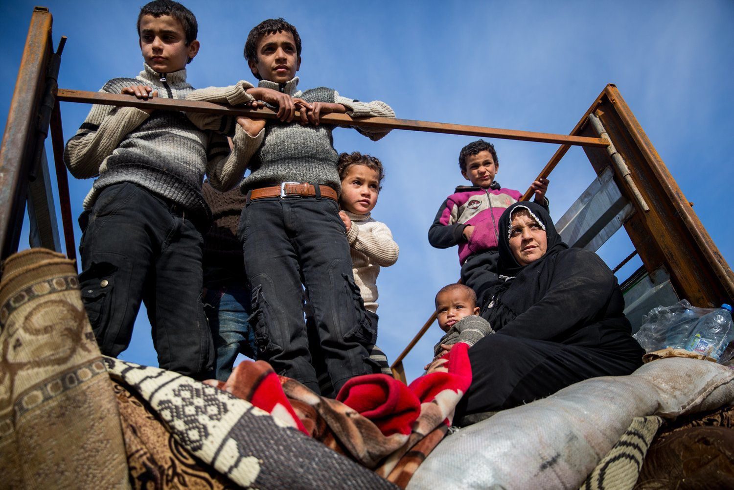 Rifugiati siriani, i controlli al check point per raggiungere Raqqa (LaPresse)