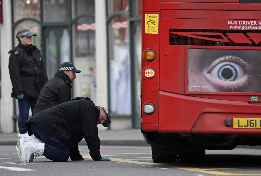 Londra, indagini sulla scena dell'attacco terroristico di Streatham (LaPresse)