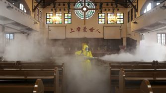 Un volontario disinfetta una chiesa nella provincia dello Hubei, in Cina (LaPresse)