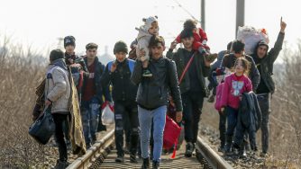 Migranti, migliaia in arrivo al confine fra Grecia e Turchia