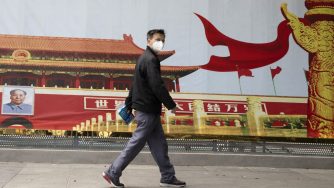 Cina lavoratore mascherina La Presse