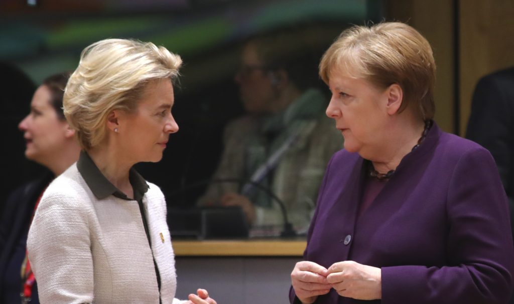 Ursula von der Leyen e Angela Merkel (LaPresse)