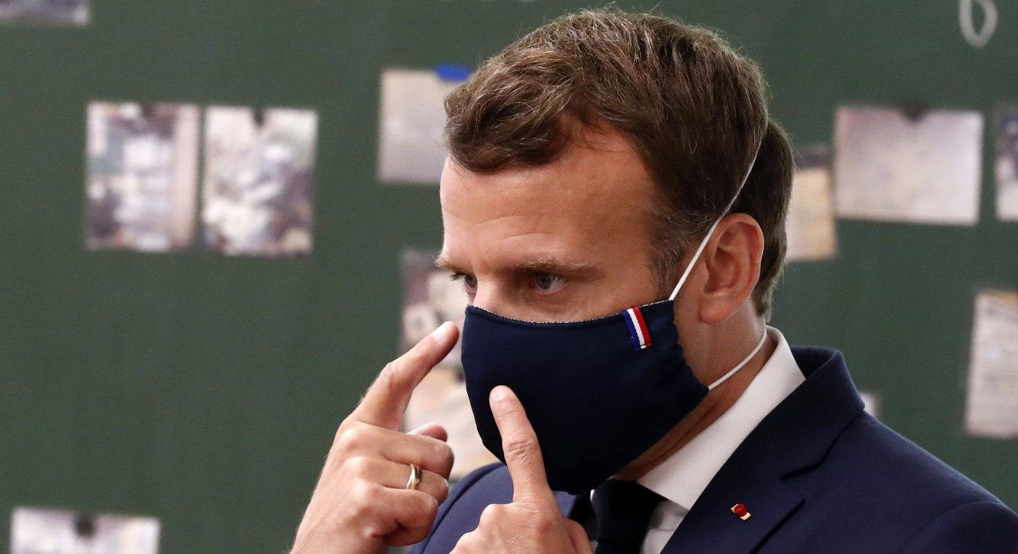 Macron mascherina (La Presse)