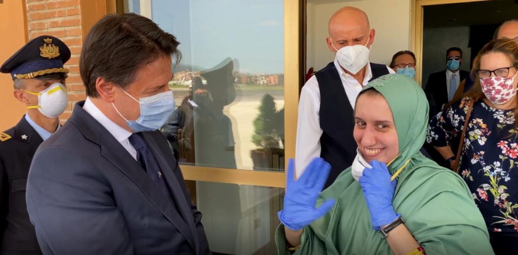 Giuseppe Conte e Silvia Romano (Fotogramma)