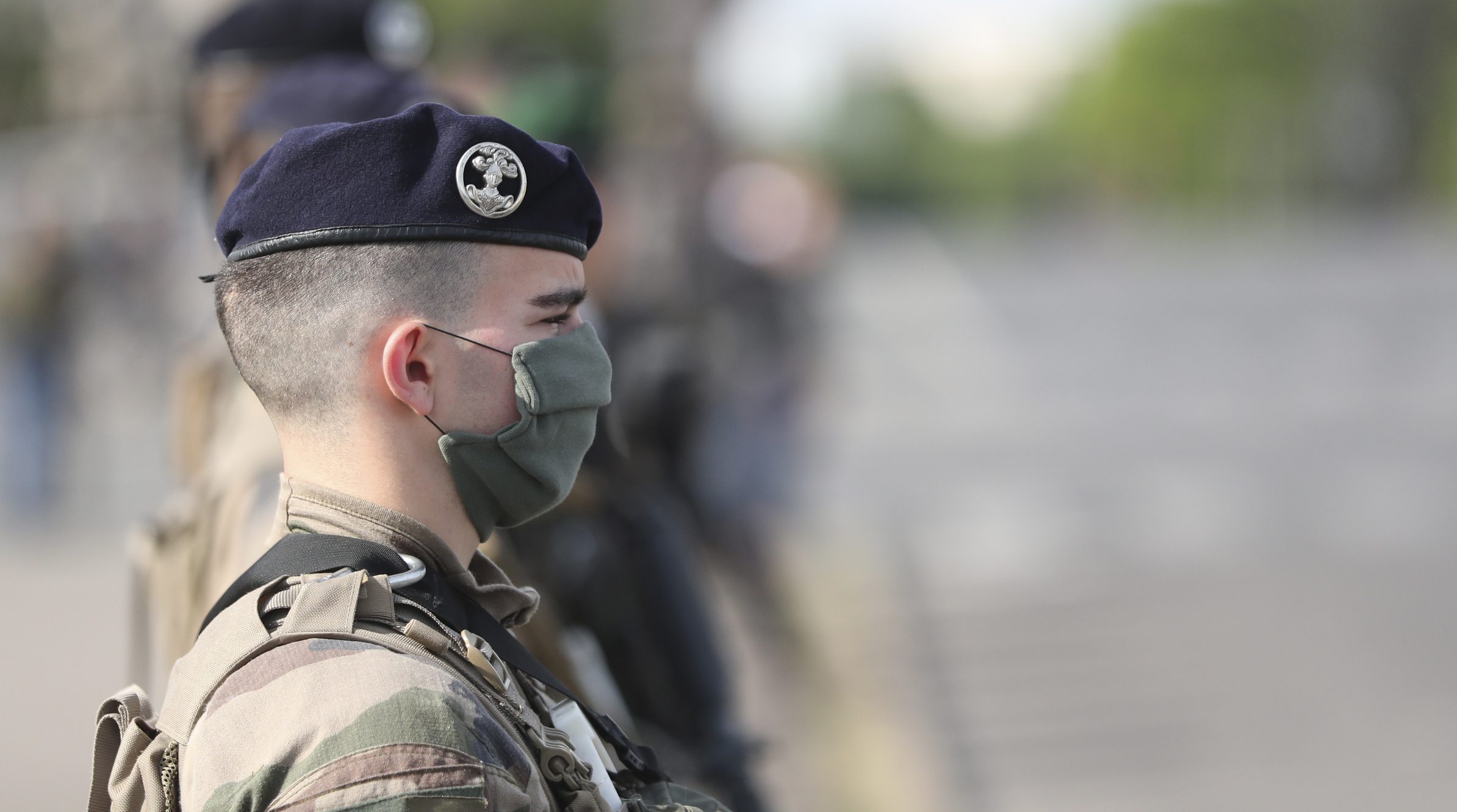 Soldato francese con mascherina (La Presse)