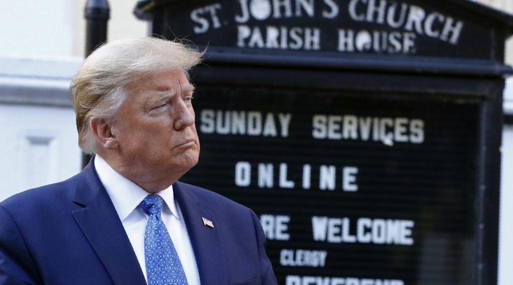 Trump visita la chiesa di San Giovanni incendiata durante le proteste per la morte di George Floyd
