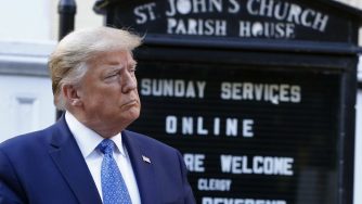 Trump visita la chiesa di San Giovanni incendiata durante le proteste per la morte di George Floyd