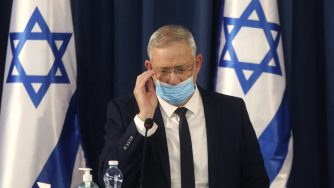 Coronavirus, Benjamin Netanyahu durante la riunione settimanale di Gabinetto a Gerusalemme