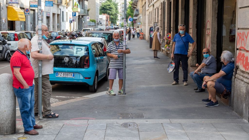 Anziani in città a Milano (Fotogramma)
