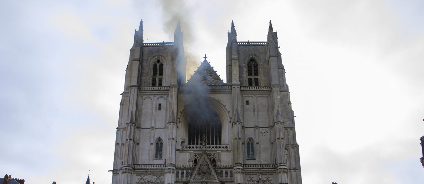 Francia, dopo Notre Dame, brucia la Cattedrale di Nantes: si indaga su un origine dolosa