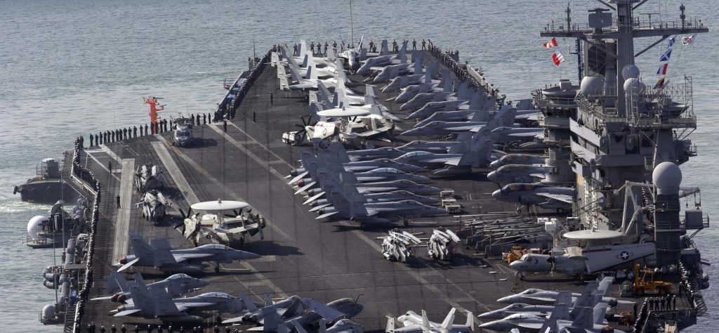 Portaerei Usa Nimitz nell'Oceano