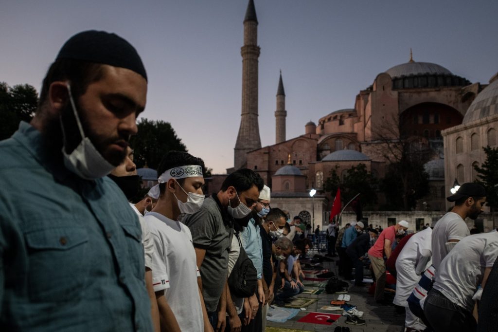 Turchi in preghiera a Santa Sofia, Istanbul