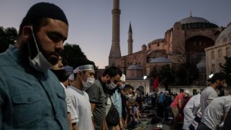 Turchi in preghiera a Santa Sofia, Istanbul