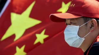 Cina, bandiera mascherina (La Presse)