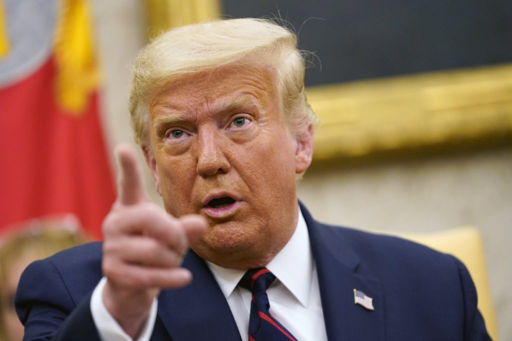 Donald Trump con il premier iracheno alla Casa Bianca (La Presse)