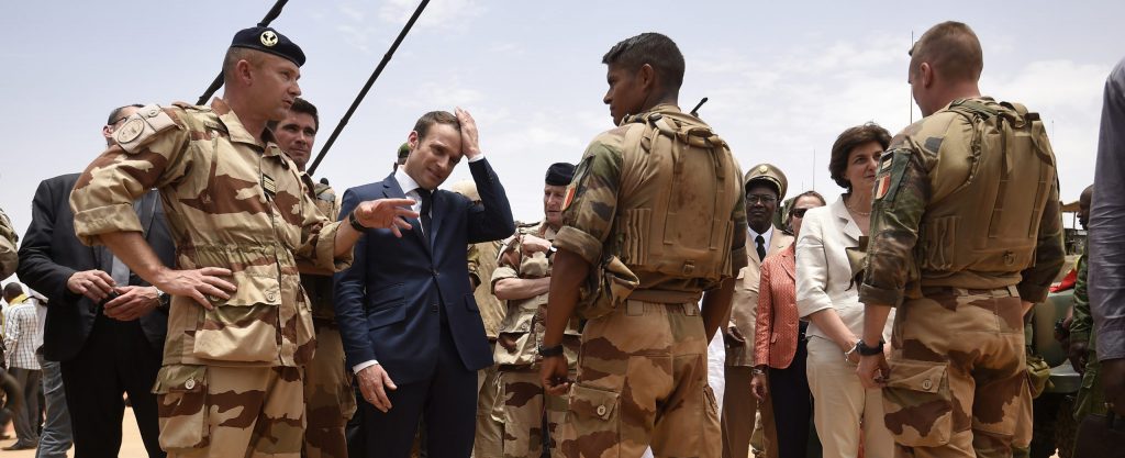 Macron visita le truppe francesi in Sahel (La Presse)