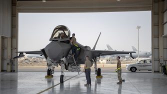 F-35 americano nella base di Al Dhafra (La Presse)