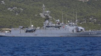 Nave militare turca davanti alle coste di Antalya (La Presse)