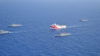 Turchia-Grecia, la nave da ricerca turca Oruc Reis scortata da navi della marina turca