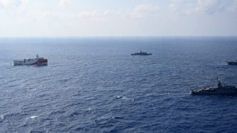 Turchia-Grecia, la nave da ricerca turca Oruc Reis scortata da navi della marina turca