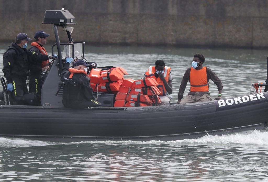 Regno Unito, sbarco di migranti a Dover (La Presse)
