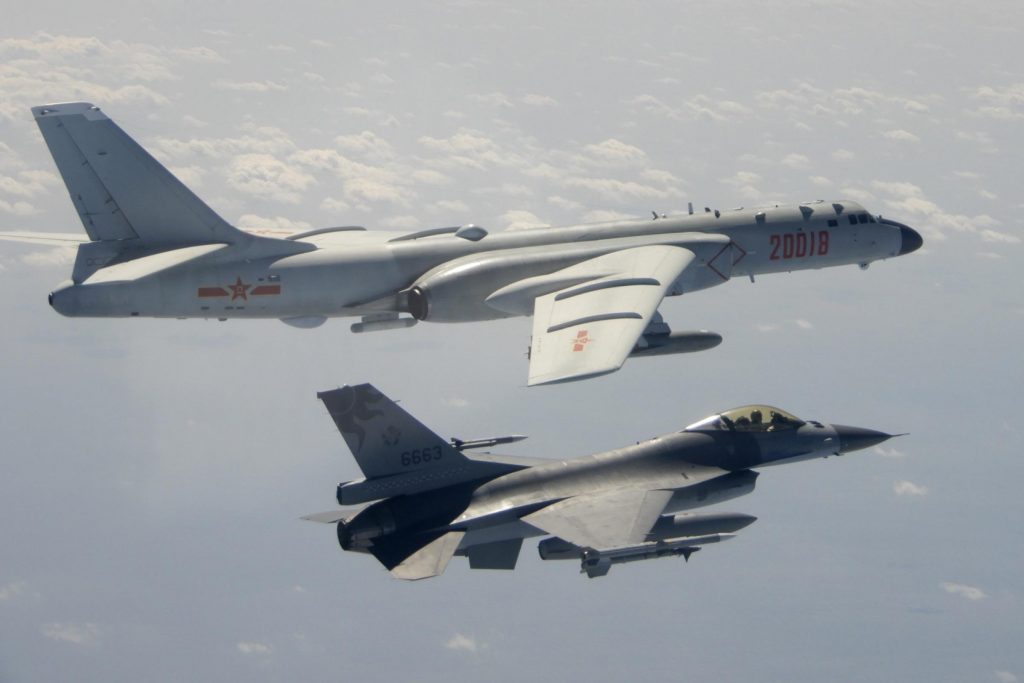 Caccia di Taiwan e bombardiere della Cina (La Presse)